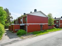 Taloyhtiö on omalla tontilla.