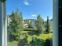 Keittiöstä avautuu näkymä etelään.