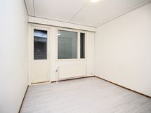 Makuuhuone 3, käynti parvekkeelle