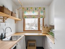 Keittiöstä käynti apukeittiöön, jossa pyykkihuolto