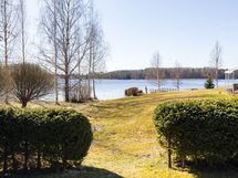 Tästä on kulku suoraan järvenrantaa vaikka pulahtamaan uimaan kesäkuumalla