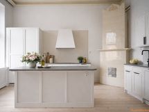 Upea keittiö, jossa kakluuni