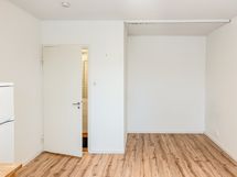 Alkovi on kooltaan 120x200cm. Säilytystilaa on eteisessä kivasti