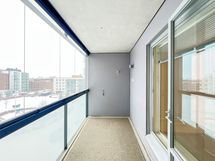 Parveke on sisäpihan puolella. Olemme kuudennessa kerroksessa