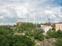 Parvekkeelta avautuvat näkymät Linnanmäellle.