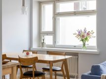 Valoisa ruokailutila sijaitsee olohuoneen yhteydessä keittiön vieressä.