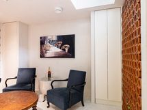 Alakerran viinikellari, pääovi näkyy kattoikkunan kautta