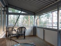 Iso, lasitettu parveke järvinäkymillä