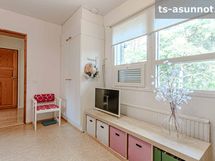 Yläkerran makuuhuone 2.