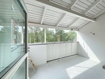 Lasitettu länsiparveke on tilava.