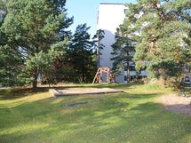 Taloyhtiön sisäpihaa - lasten leikkipaikka