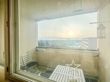 Makuuhuoneessa on lasitettu parveke