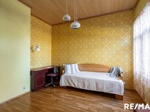 Etupihan puoleinen makuuhuone