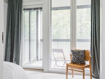 Pienemmästä makuuhuoneesta ovi lasitetulle parvekkeelle