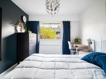 1/2 makuuhuone. Tämän makuuhuoneen yhteydessä tilava vaatehuone.