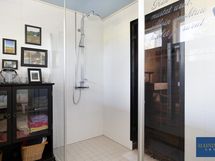 Laajennusosan kylpyhuone