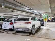 Autohallipaikka latauspisteellä.