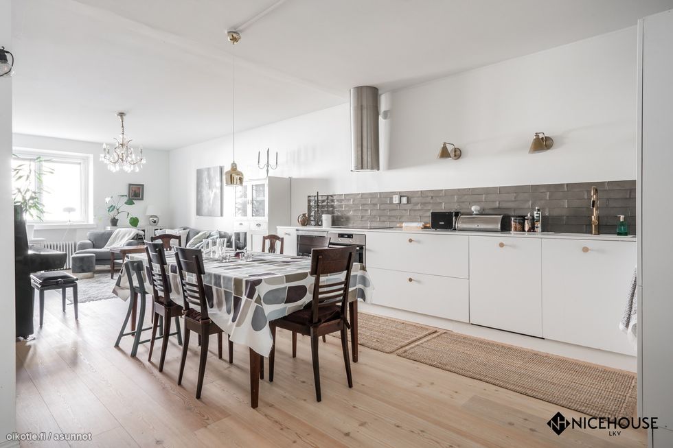 Keittiö-ruokailutila-olohuone muodostavat tilavan kokonaisuuden oleskelulle.