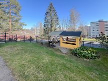 Taloyhtiön pihalla on grillikatos!