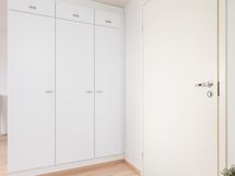 Eteisessä hyvät kaappitilat