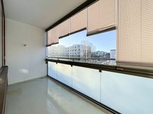 Lasitettu parveke länteen. Parvekkeella on kätevät vekkikaihtimet.