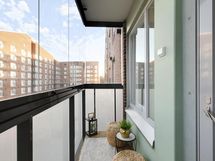 Lasitettu parveke sisäpihanäkymin.