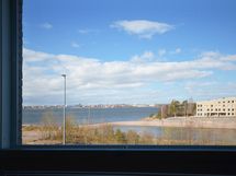 Merinäköala olohuoneen ikkunasta