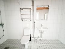 Kylpyhuoneeseen mahtuu hyvin pyykinpesukone.