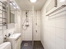 Laatoitetussa kylpyhuoneessa on pyykinpesukoneliitäntä.