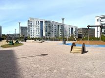 suuri leikki- ja ulkoilupaikka aivan talon edessä