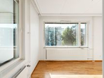 Päämakuuhuoneessa ikkunat kahteen eri suuntaan.