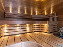 Upea sauna valaistuksineen.