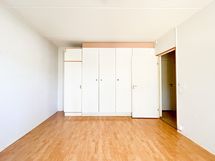 Makuuhuoneessa on kaapisto säilytystilana.