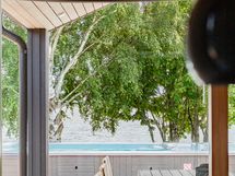 Päämakuuhuoneesta näkymä atriumpihalle