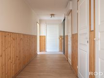 Eteishallista on käynti asunnon kolmeen makuuhuoneeseen, kylpyhuoneeseen, saunaan sekä WC-tilaan.