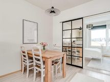 Ruokailutilan ja makuuhuoneen välissä on tyylikäs peililiukuovi