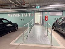 Sisäänkäynti autohallista Myyrin Tähden porraskäytävään