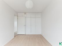 huoneessa on kiinteät kaapistot