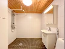 Kylpyhuone on iso ja siellä on tilaa pesutornille. Myös kaappitilaa mukavasti.