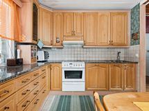 Perinteikäs keittiö tyylikkäillä kivitasoilla