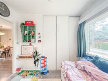 Molemmissa makuuhuoneissa kaappitilaa valmiina.