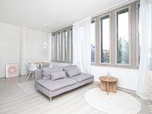 Valoisa koti ja ikkunoista avautuu maisemat Kaupungintalon taakse.