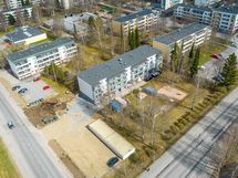 Talon päädyssä valmistaudutaan parkkialueen asfaltointiin.