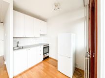 Keittiön vierestä pääsee parvekkeelle.