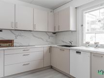 Keittiössä paljon laskutilaa.