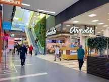 Kauppakeskus Kaari palveluineen sijaitsee noin kilometrin päässä.