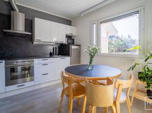 Keittiöön mahtuu hyvin isompikin ruokailuryhmä.