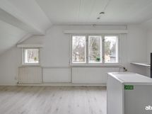 Yläkerrassa sijaitseva yksiö.