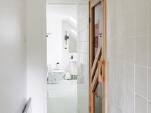 Näkymä parvekkeen ovelta kylpyhuoneeseen