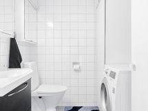 Erillinen wc, jossa myös pesukone.
